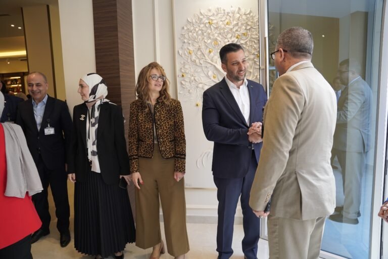 أسرة “الشرق الأوسط” تتبادل التهاني بمناسبة عيد الفطر السعيد