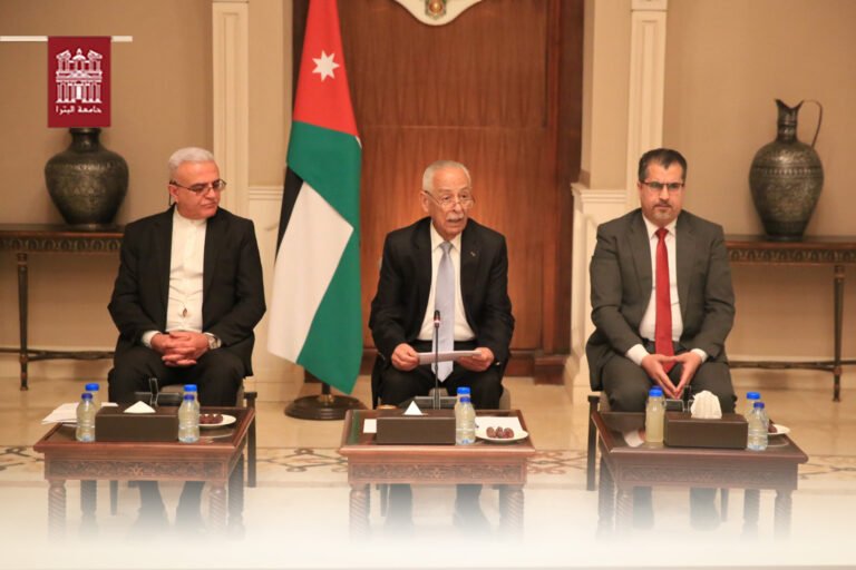 رئيس جامعة البترا يشارك في لقاء مجتمعي في الديوان الملكي الهاشمي