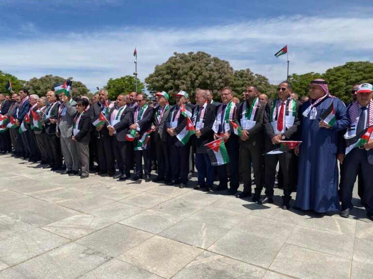 جامعة إربد الأهلية تُشارك في احتفالات اليوم الوطني للعلم الأردني في محافظة إربد