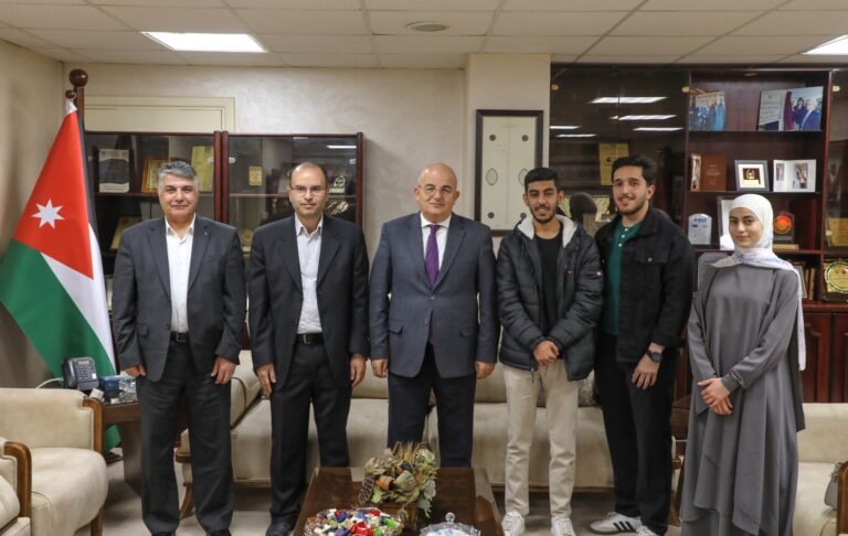رئيس الجامعة الهاشمية يلتقي الطلبة الفائزين بجائزة وليّ العهد ويشيد بجهودهم وإنجازاتهم