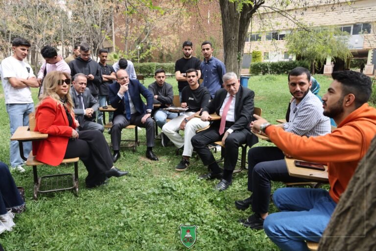 رئيسُ الجامعة الأردنيّة بين أبنائه الطّلبة يحثّهم بأن ينهلوا من علومِها ويملأون الوطن إبداعًا وابتكارًا