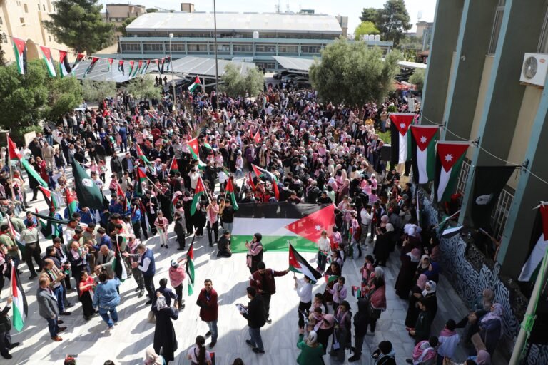 “اليرموك” بصوتٍ واحد: علمنا عالٍ