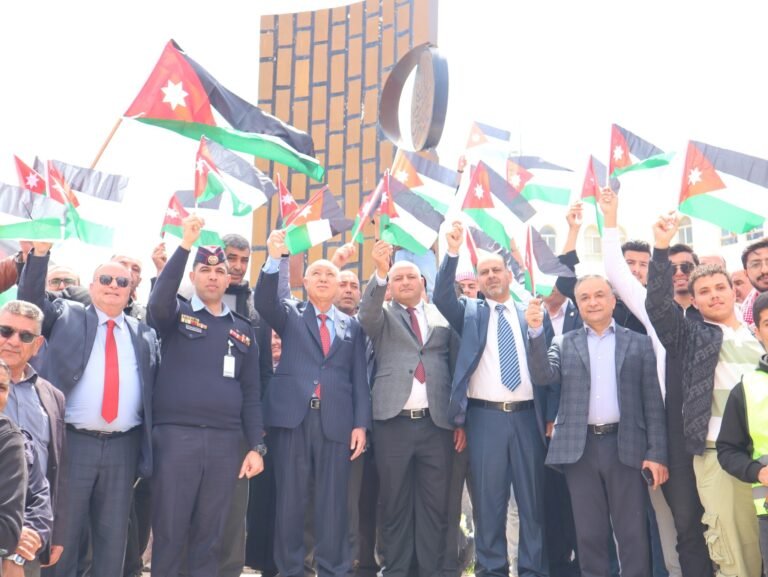 جامعة مؤتة تحتفي بيوم العَلَم الأردني في مشهد وطني مهيب