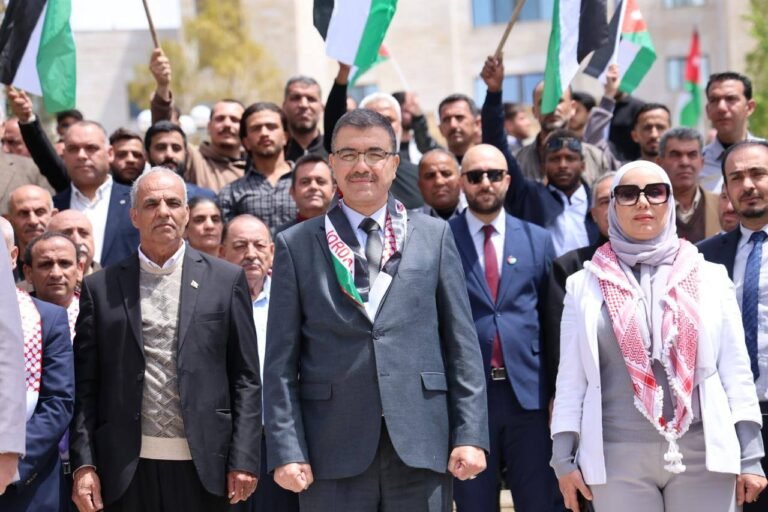 جامعة عجلون الوطنية تحتفي بيوم العَلَم الأردني وتجدد الولاء للقيادة الهاشمية