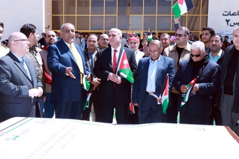 جامعة الحسين بن طلال تحتفل بيوم العلم الأردني