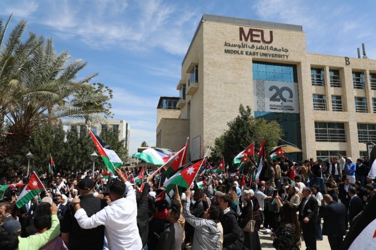 مسيرة في “الشرق الأوسط” نصرةً للوطن ورفضًا للمؤامرات العابثة بأمن البلاد