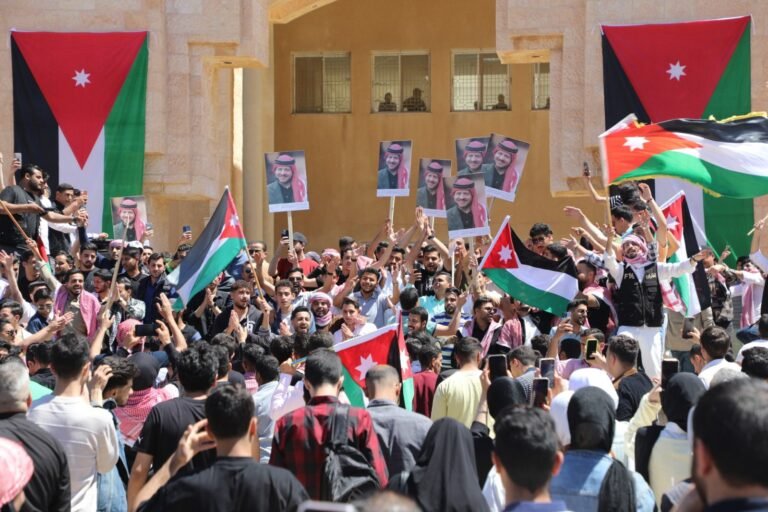 جامعة آل البيت تنظم وقفة وطنية تحت عنوان “مع الوطن مع القائد”