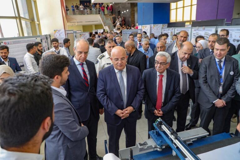 رئيس الجامعة الهاشمية يفتتح فاعليات اليوم العلمي الهندسي الخامس عشر تحت شعار “الهندسة لتعزيز الابتكار والصناعة” ومعرضاً لمشاريع التخرج