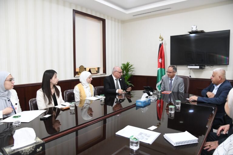 بحث سبل التعاون بين جامعة العلوم والتكنولوجيا والسفارة اليابانية