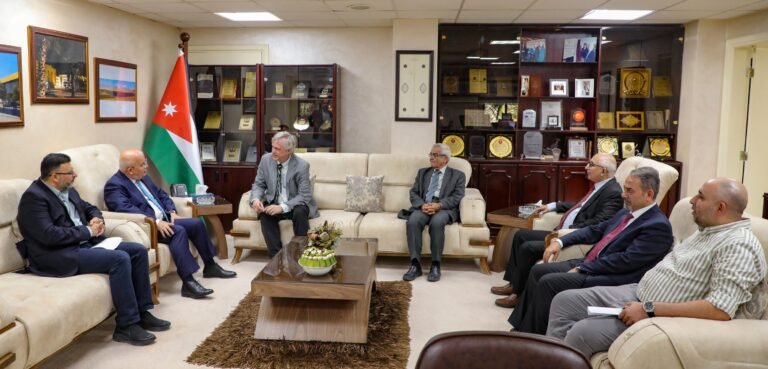 الجامعة الهاشمية تستضيف أستاذ الكيمياء فيليب جيسوب من جامعة كوينز الكندية