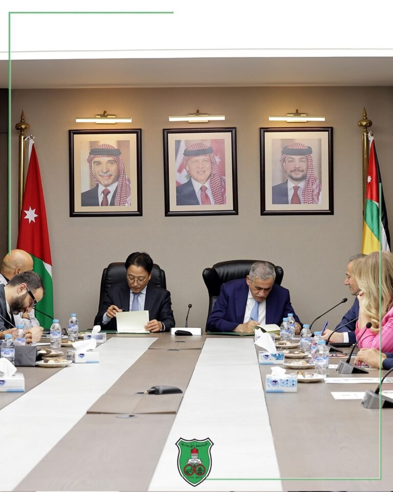 الجامعة الأردنيّة و”سامسونج إلكترونيكس المشرق العربيّ” تبرمان تعاونًا في دعم وتوفير تعليمٍ جامعيٍّ تقنيٍّ وتكنولوجيّ