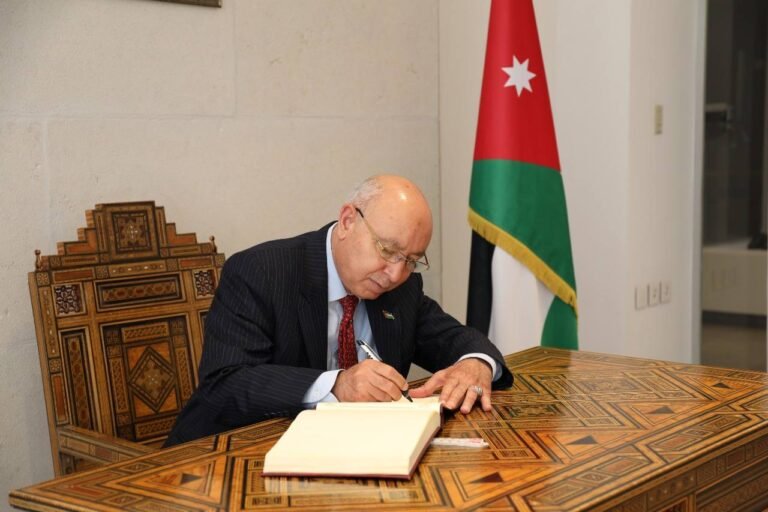 رئيس جامعة مؤتة “السيف والقلم” يزور صرح الشهيد