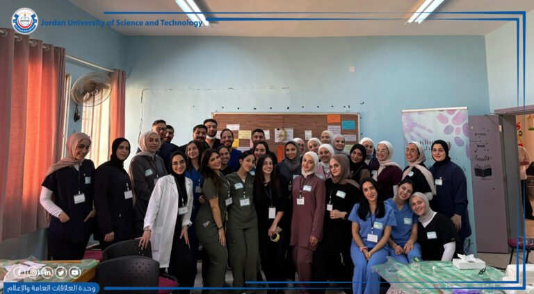 جامعة العلوم والتكنولوجيا تنظم يومًا طبيًا مجانيًا في منطقة الأزرق استفاد منه 500 مراجع