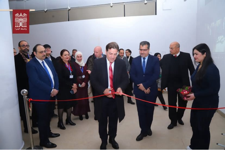 رئيس جامعة البترا والملحق الثقافي العراقي يفتتحان معرض “شغف” الفني