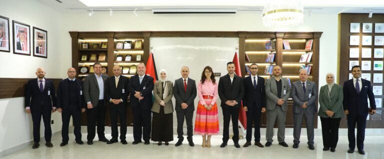 أسرة جامعة الشرق الأوسط تتبادل التهاني بمناسبة عيد الفطر السعيد