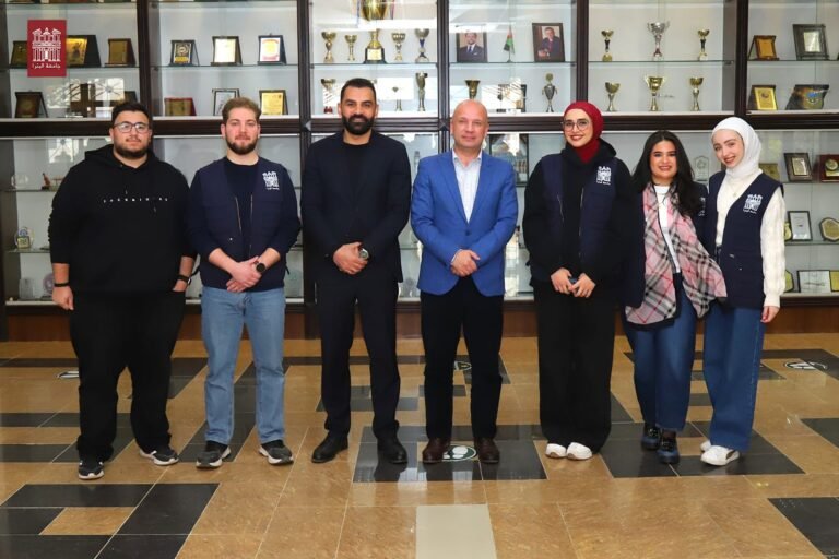 عمادة شؤون الطلبة بجامعة البترا تكرّم فريق “سفراء الجامعة”
