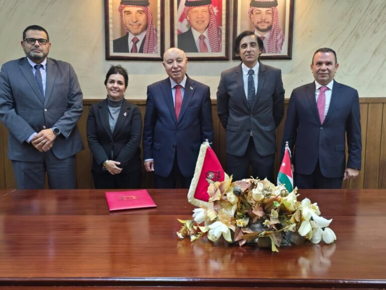 جامعة مؤتة توقّع اتفاقية برنامج “أساس” لتعزيز جودة إعداد المعلمين