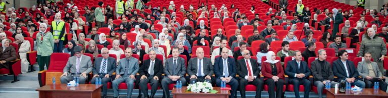 الدكتور الحياري يرعى اليوم العلمي لقسم الكيمياء في الهاشمية ويؤكد أهمية ربط التعليم بالصناعة والابتكار