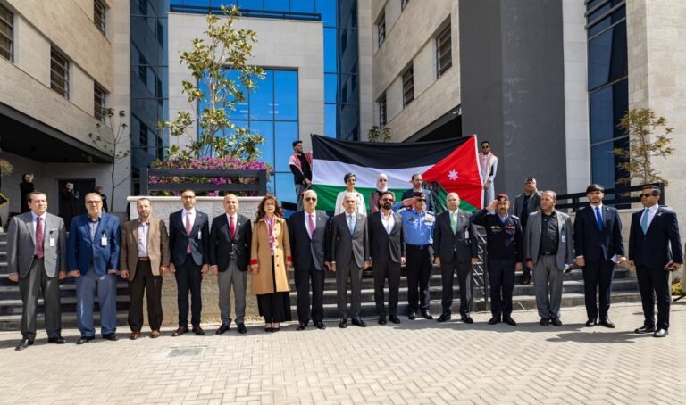 مسيرة في “الشرق الأوسط” بمناسبة يوم العلم