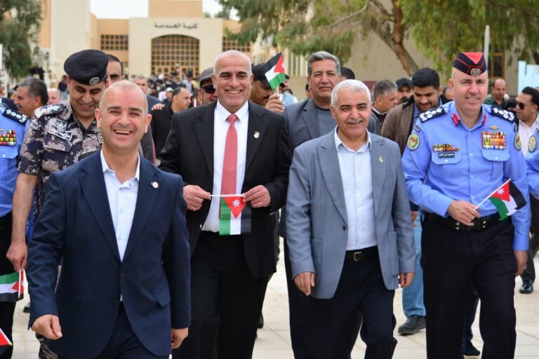 جامعة الحسين بن طلال تحتفي بيوم العلم بمسيرة وطنية وعهد ولاء للقيادة الهاشمية